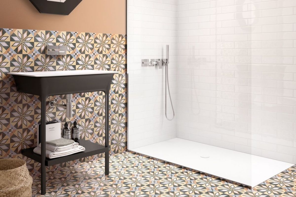Salle de bain gris et blanc mosaique: salle de bain et carrelage ...