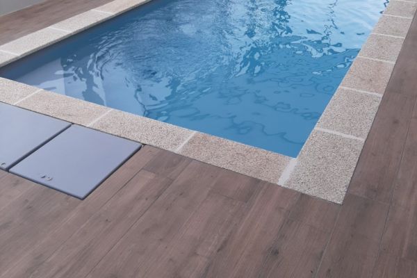 Carrelage anthracite 60x60 20mm rectifié et posé sur lit de sable assorti de galet