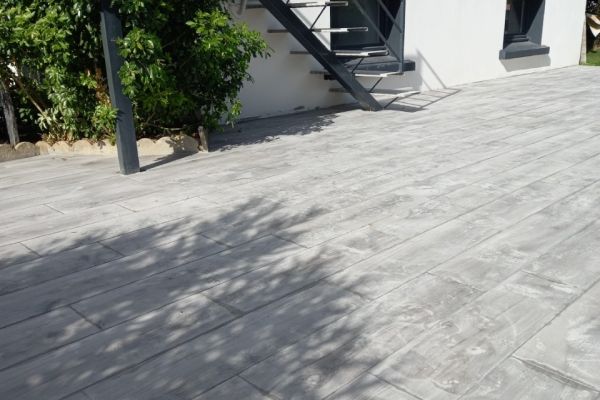 carrelage anthracite 60x60 20mm sur plot avec galets blanc